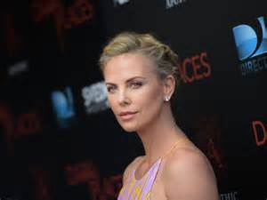 Charlize Theron posa desnuda